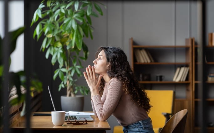 Mulher com depressao pós-férias tenta concentrar-se em frente ao computador