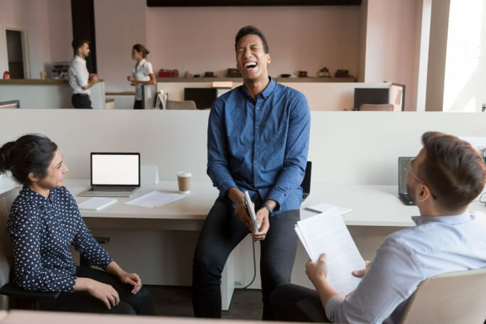 Colegas a confraternizar no escritório