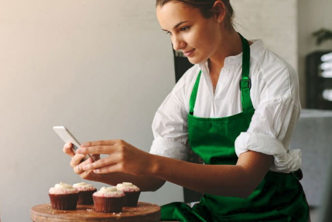 Jovem pasteleira publica fotos no Google Business Profile