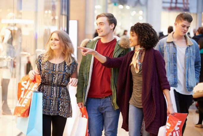 Amigos fazem as compras de Natal.