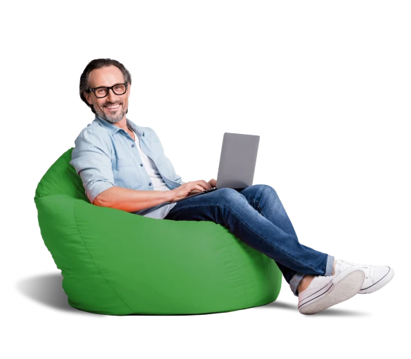 homem sentado num puff homem sentado num puff