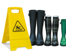sinal de cuidado e três pares de botas de borracha sinal de cuidado e três pares de botas de borracha
