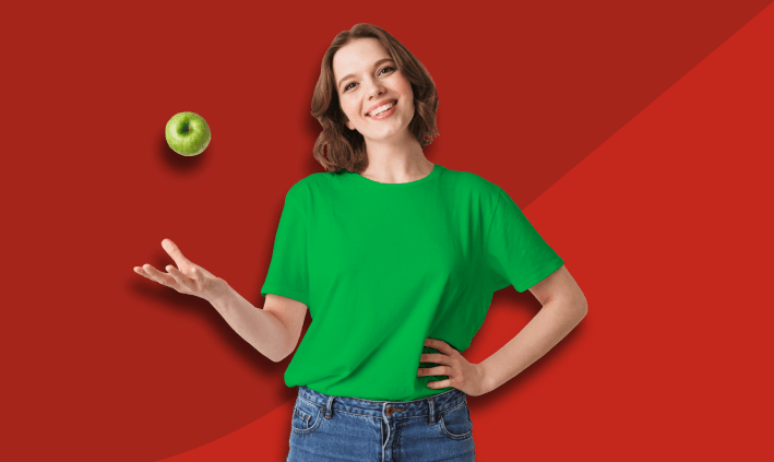 mulher a sorrir a lançar uma maçã ao ar seguro saude individual