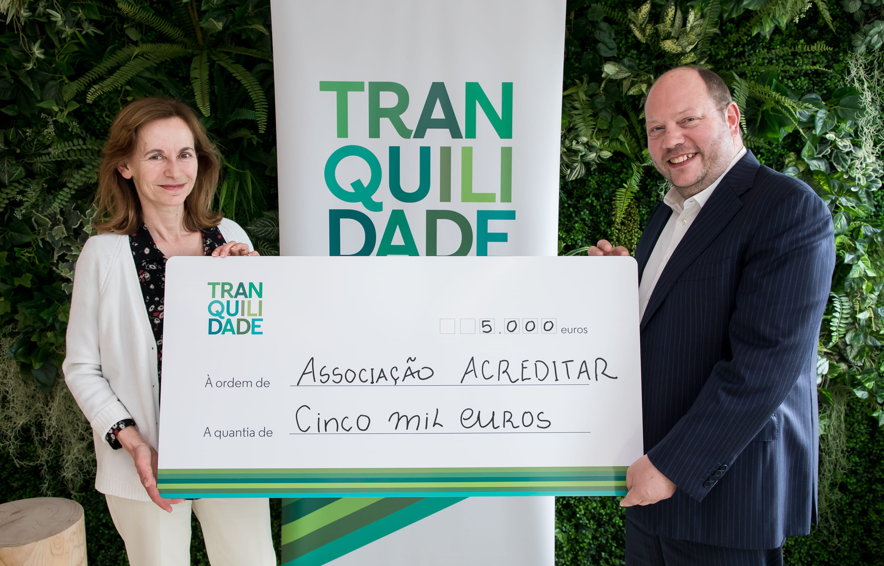 Tranquilidade-entrega-donativo-a-Acreditar